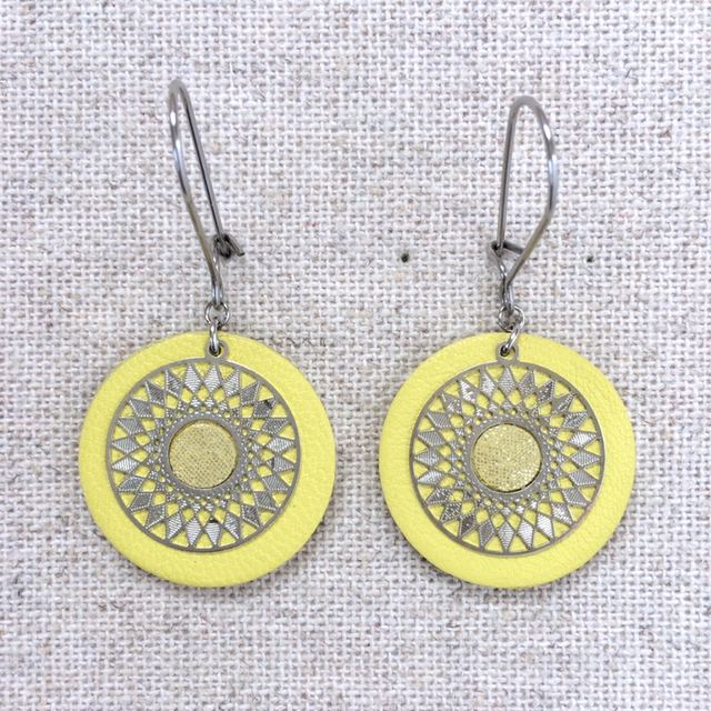 Boucles d’oreilles « Tambourin » argentées, cuir jaune citron