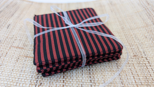 Sous-verres / sous-mugs réversibles en tissu - Lie de vin/noir - Format carré - Le lot de 6