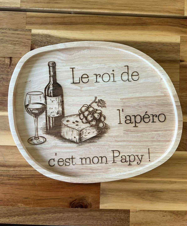 PLATEAU en bois d&#039;hévéa gravé &quot;Le roi de l&#039;apéro c&#039;est mon Papy&quot;