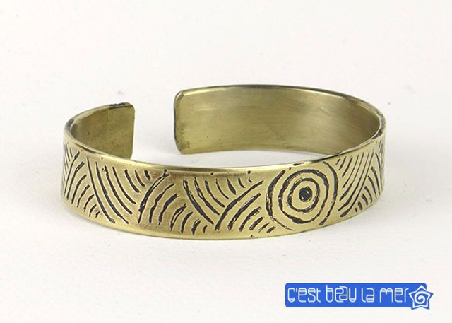 Bracelet laiton gravé patiné