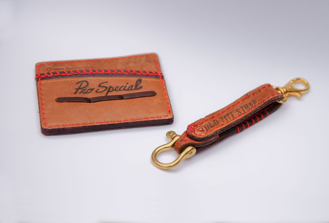 Pochette porte carte bleue cuir maroquinerie, faite à la main à partir d'un gant de baseball signé Vintage de marque, et porte clefs (handmade)