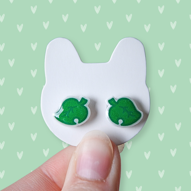 Leaf stud earrings