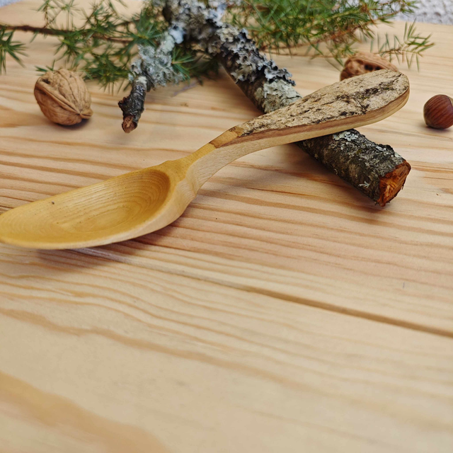 Cuillère en frêne avec écorce-C361