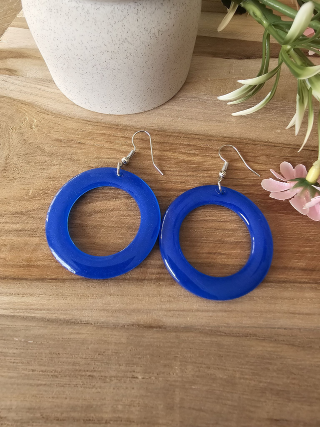 Boucles d’oreilles créoles résine -&quot;Rondes de Couleurs&quot;– Couleurs vitaminées et effet rétro chic bleu iridescente