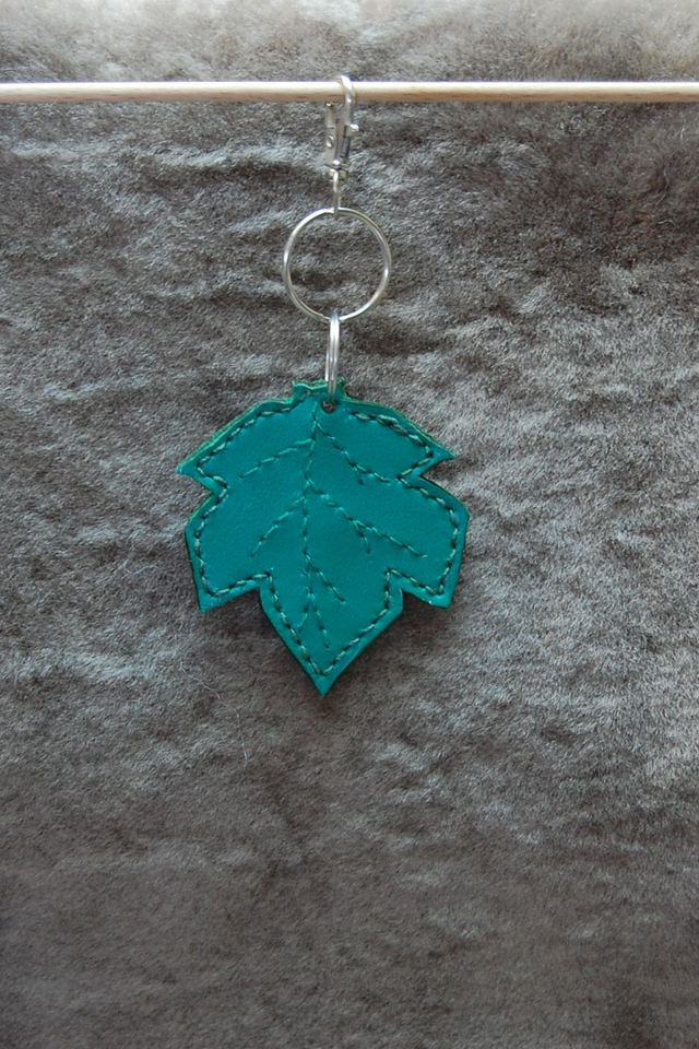 Porte clé en cuir vert en forme de feuille