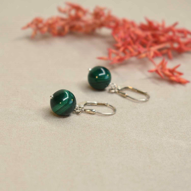 Boucles d'oreilles courtes avec une pierre naturelle en malachite