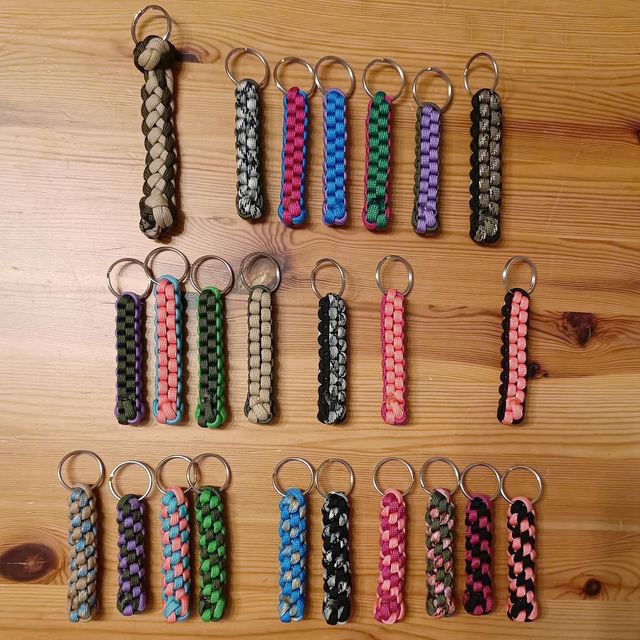 Schlüsselanhänger, mehrfarbig, aus Paracord Bändern, 8cm lang