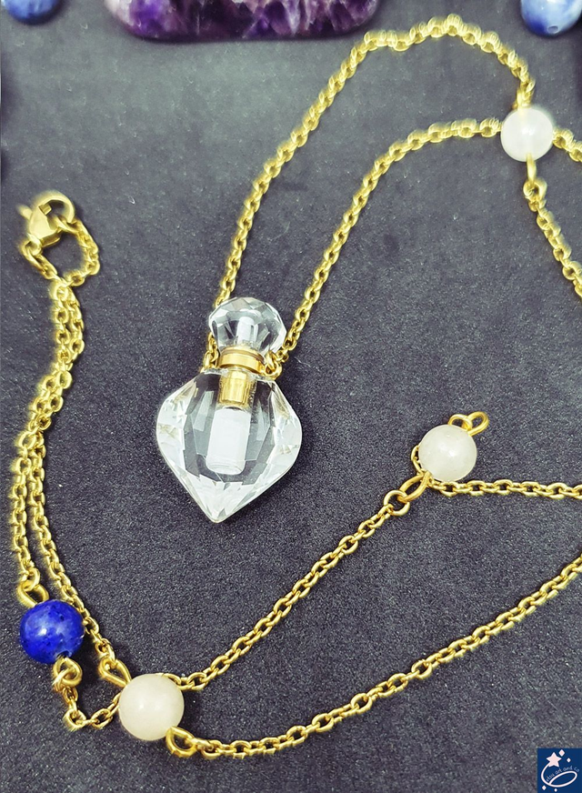 Sautoir bouteille en cristal de roche avec perles de jade et lapis lazuli 