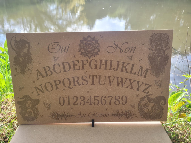 Ouija sorcière avec goutte en MDF modèle expo