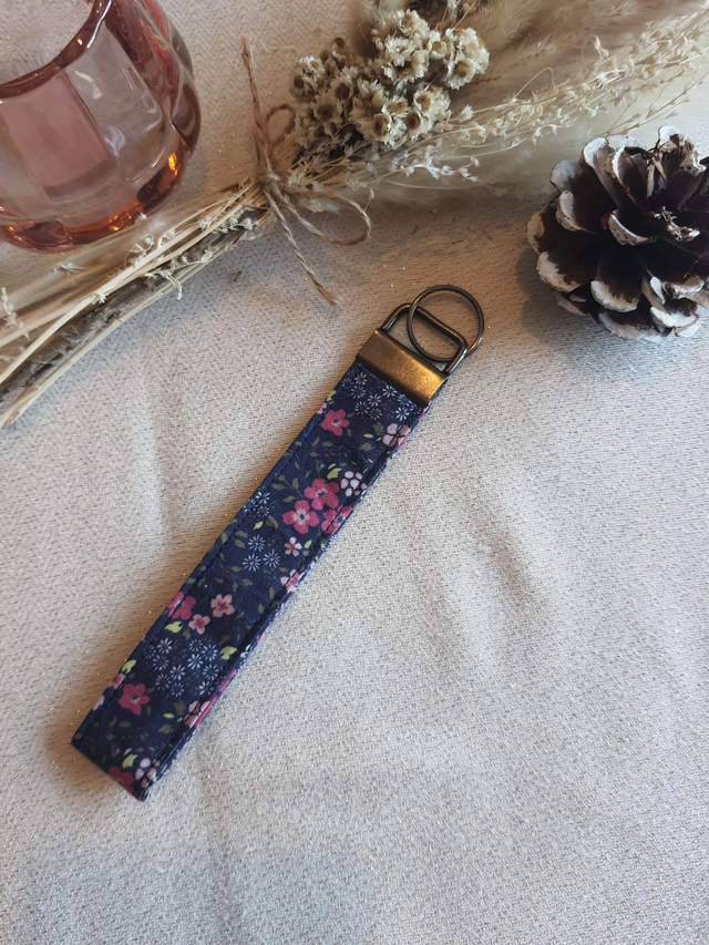 Porte clés fleuri bleu