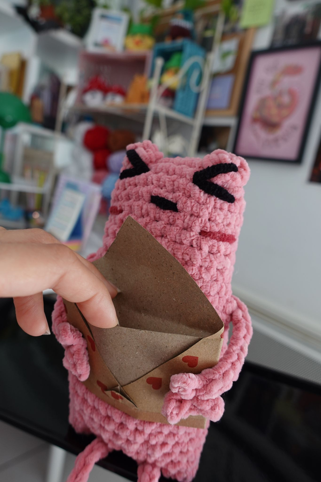 Froggy messager : La grenouille en crochet porteuse de mots doux