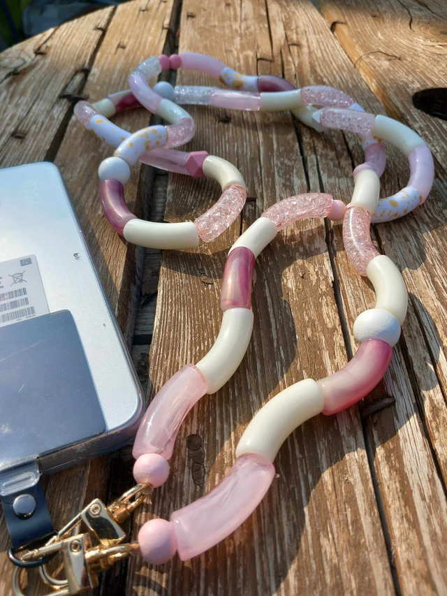 Bijou de téléphone perles tubes Vinamrata Cheree