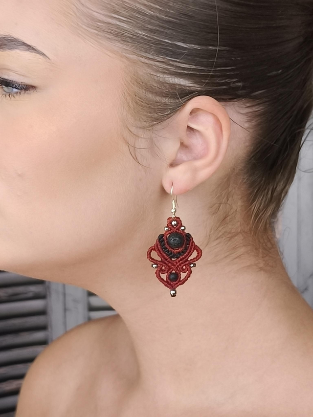 Boucles rouges et pierre de lave