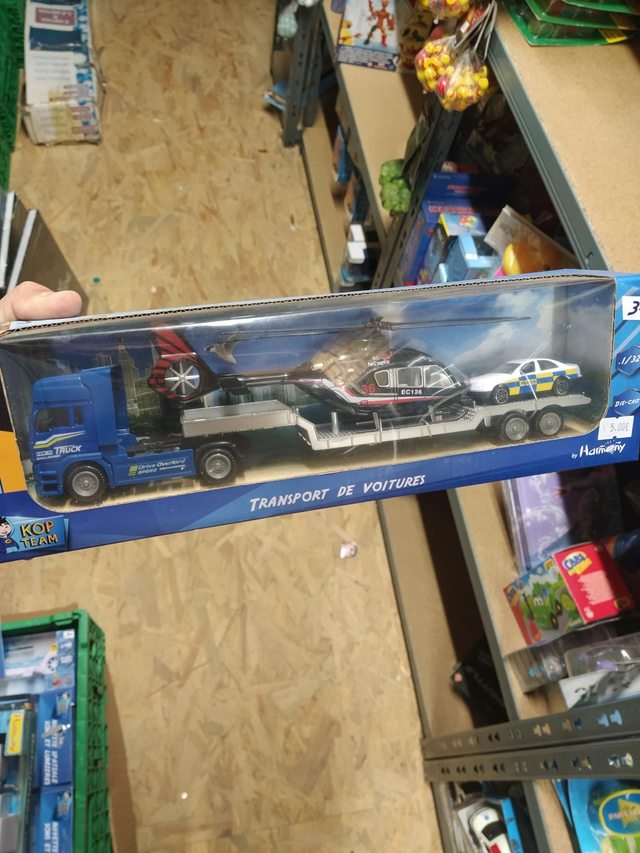 CAMION PORTE HÉLICOPTÈRE 