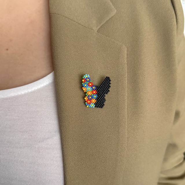 Bouledogue Fleuri – Broche tissée main