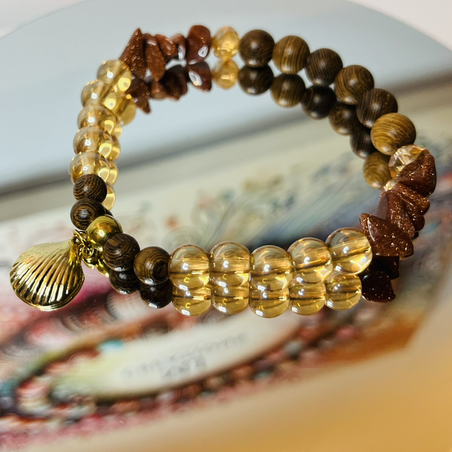 Amber Coast Armband – Goudsteen, Hout &amp; Schelpbedel | Handgemaakt Sieraad 