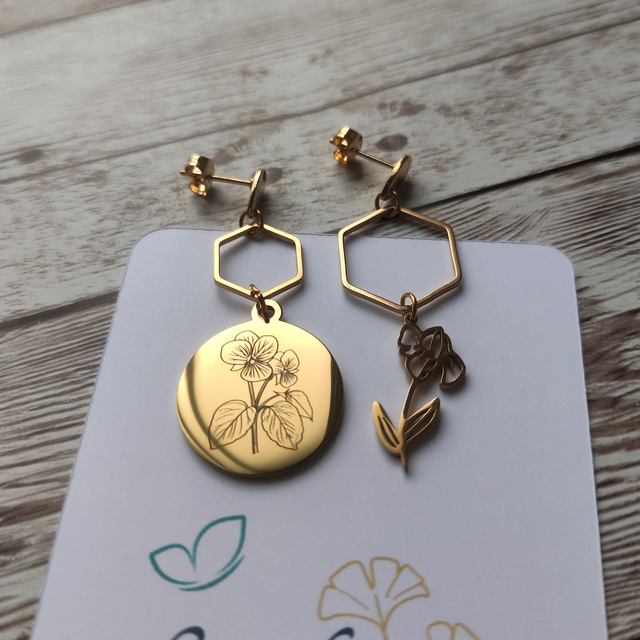 Boucles d&#039;oreilles &quot;Asymétrique&quot; violette gravée