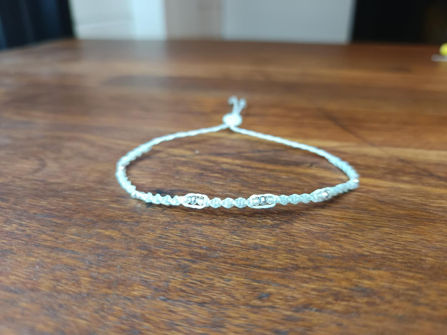 Bracelet spirale avec perles transparentes et argentéd
