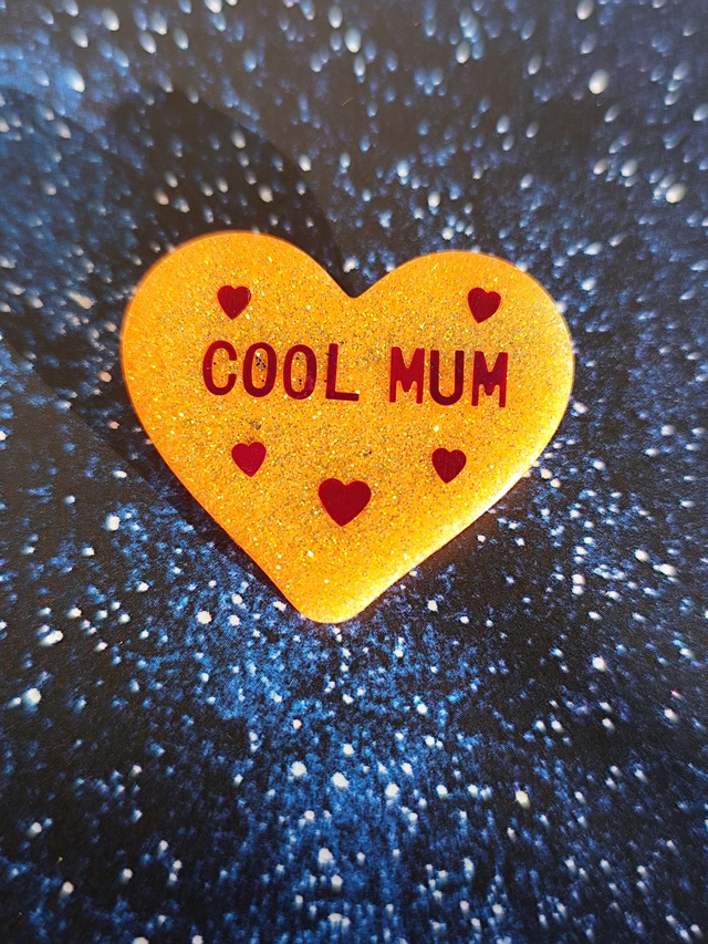 Broche cœur à paillettes - message : COOL MUM