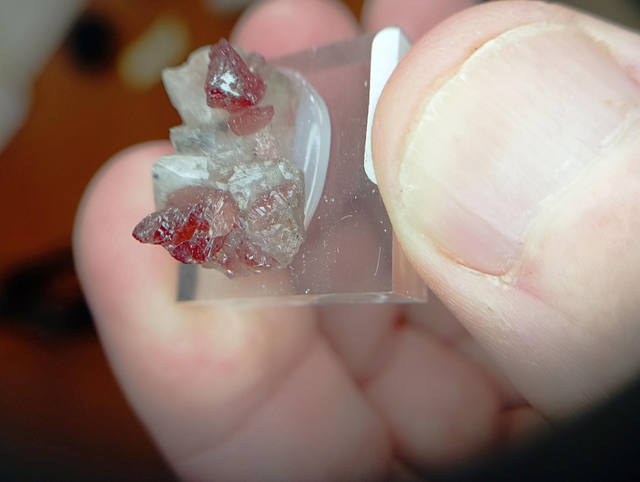 Grenats rouge sur socle