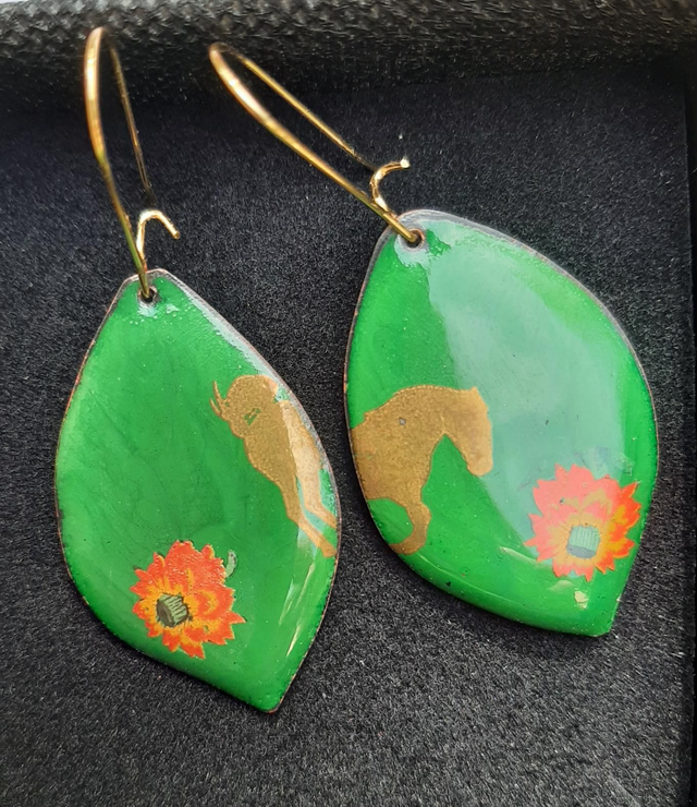 Boucles d&#039;oreilles feuilles vertes cheval doré