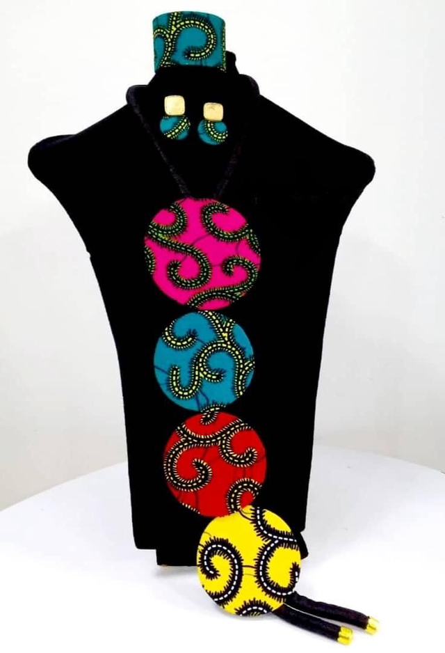Ensemble Collier, bracelet et boucle d'oreille