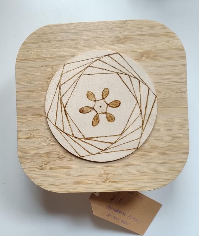 Medium glass box with geometric lid