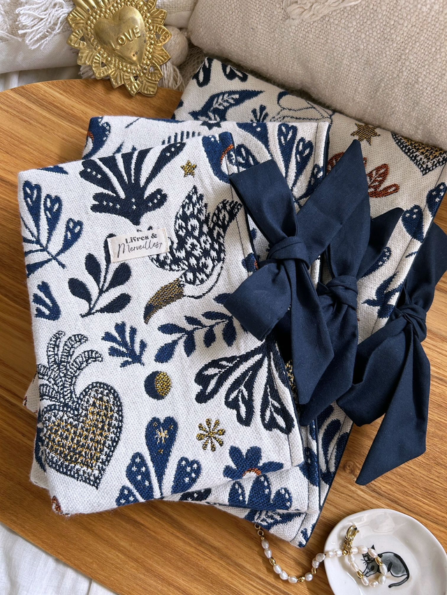 Pochette à livres en tissu jacquard Gaïa, fermeture latérale avec un nœud - bleue