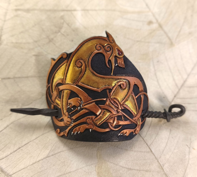 Barrette de cuir à pic motif "Chien Viking"