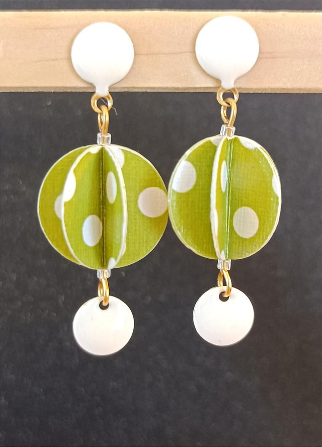 Puce blanche et breloque blanche