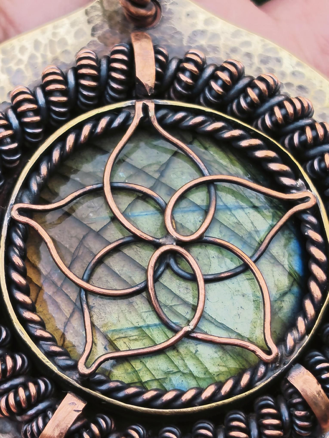 Pendentif Talisman Fleur de Vénus & Labradorite – Pièce Unique Puissante