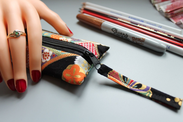 Trousse à crayons &quot;Kana&quot; fond noir 