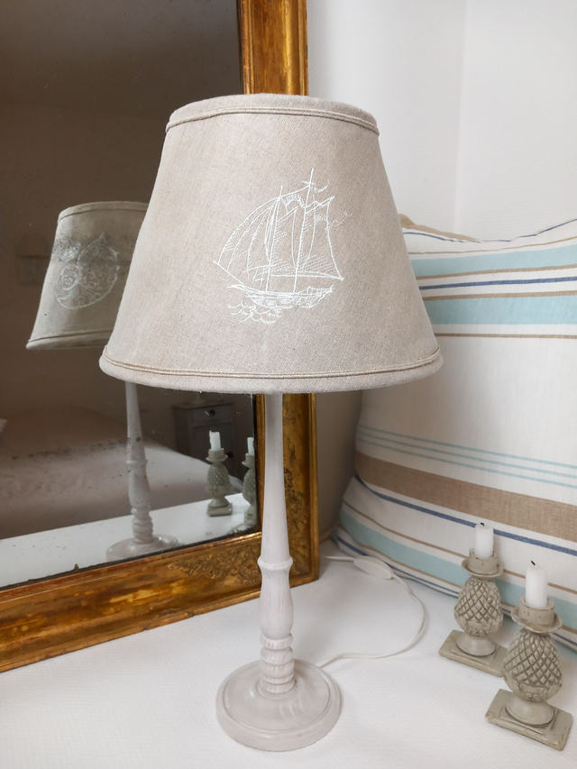 Abat-jour pour lampe de table en lin naturel brodé - broderies inspirées de la Mer , Caravelle Coquillage Hippocampe