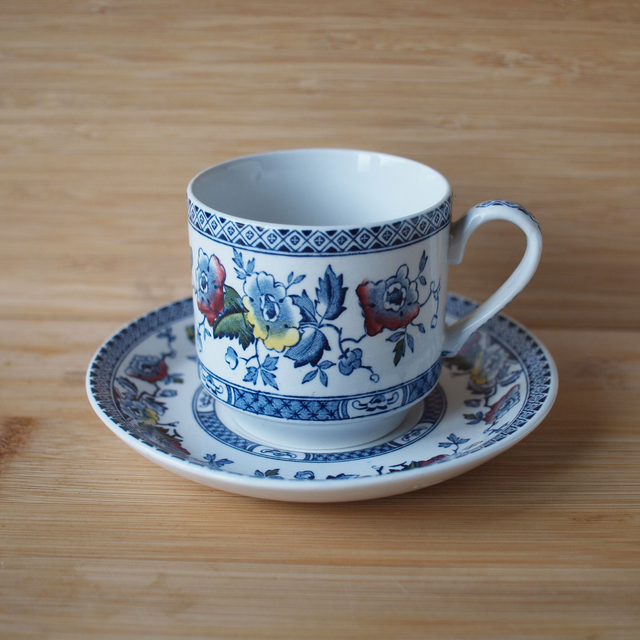 Midwinter | Kop (diameter 6,5 | hoogte 6,5 cm) en Schotel (diameter 12 | hoogte 2 cm) met &#039;Flower&#039; motief in blauw en meerkleurig | Vintage