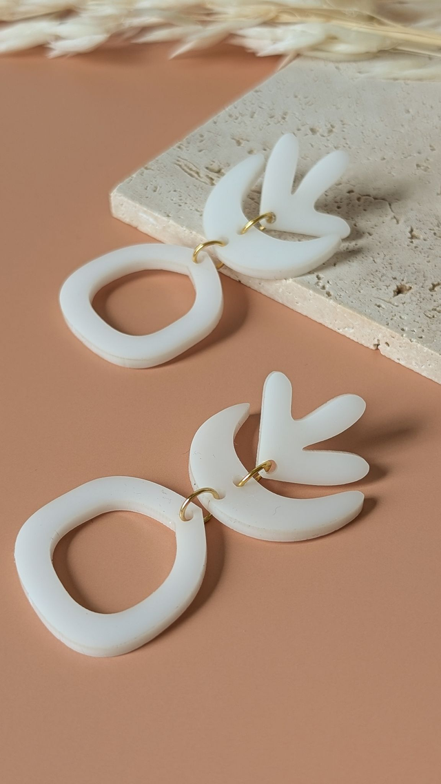 Boucles d'oreilles blanches en plexi
