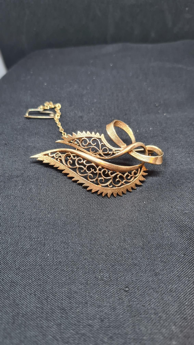 FIDELITY stylised floral scroll decorated brooch