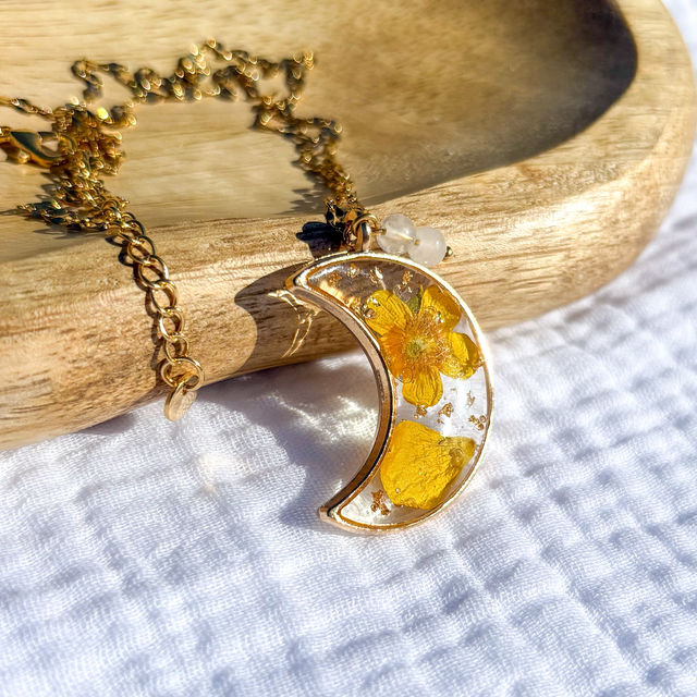 Collier « Lune & Bouton d’or » – Jade blanc & acier inoxydable doré