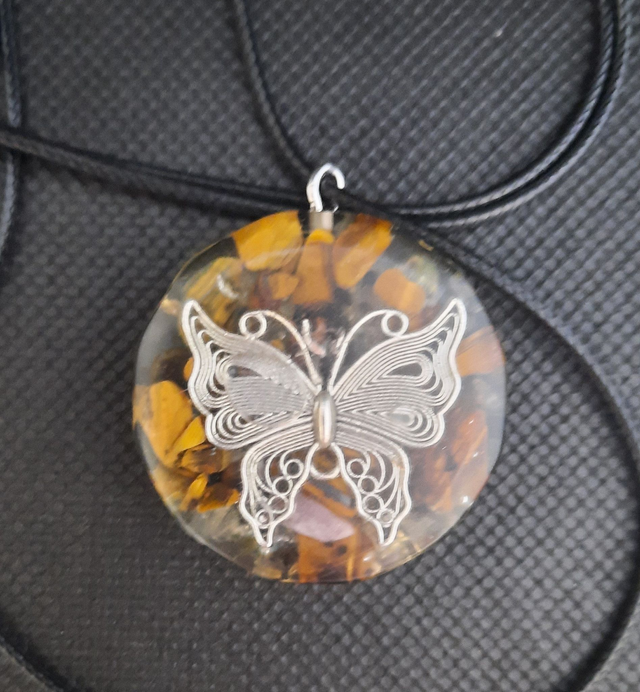 Pendentif Médaillon Orgonite Oeil de tigre / Sélénite