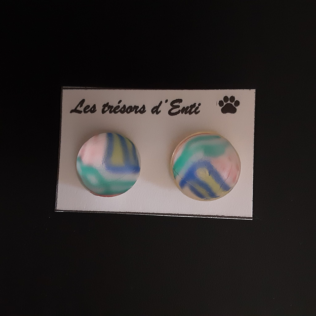 Boucle d&#039;oreille multicolore effet opale