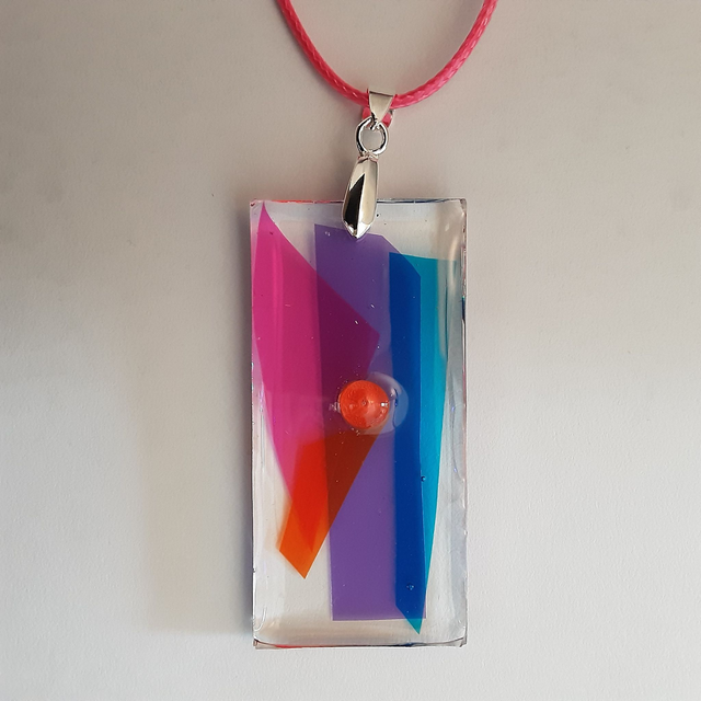 Pendentif grand rectangle collection vitrail-harmonie de rose violet et bleu-cabochon rose vif