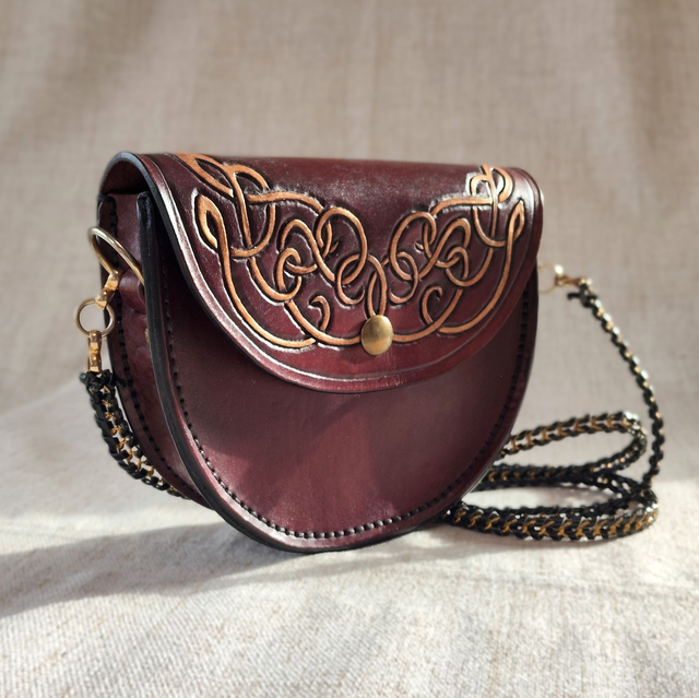 Pochette en cuir repoussé, motif d'arabesques féériques