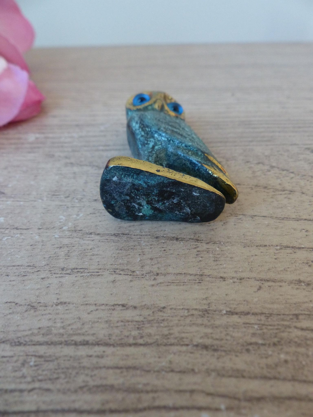 Figurine Miniature Hibou en Laiton aux Yeux Bleus – Sculpture Vintage d’Art Grec, Symbole de Sagesse et Porte-Bonheur