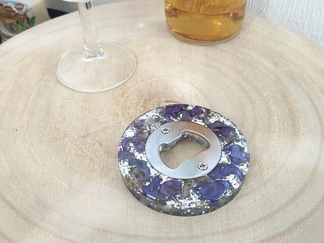 Décapsuleur aux fleurs bleues