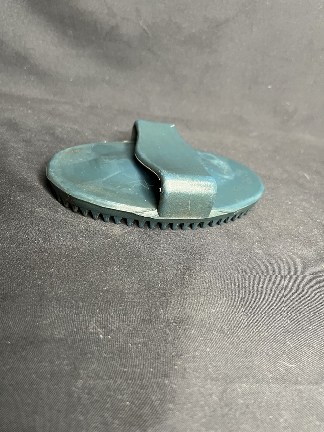 Etrille caoutchouc bleu