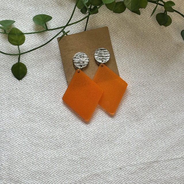 Boucles d’oreilles résine oranges et argentés 