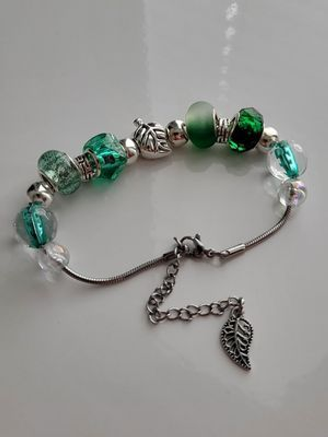 Bracelet: Green lampwork bead design