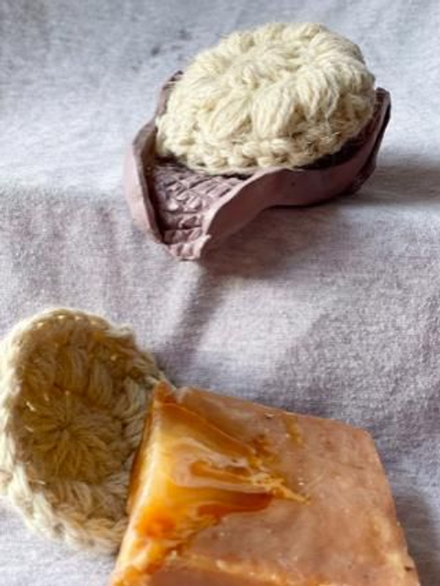 Self dripping soap dish set