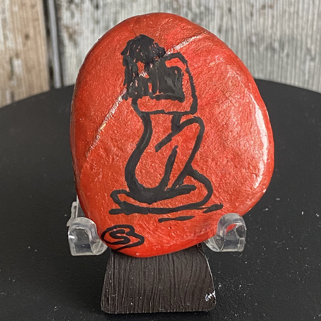 Femme sur fond rouge