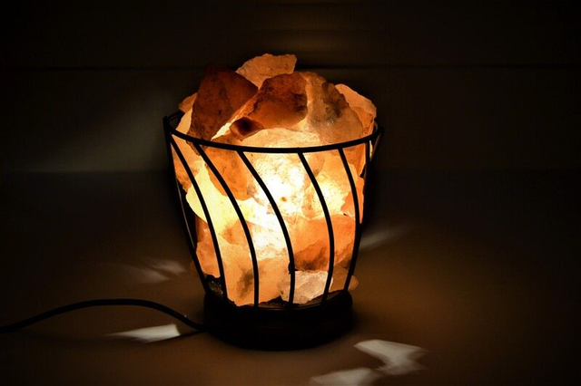 Himalájska soľná lampa – Zakrivený košík