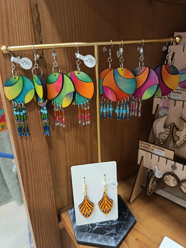 Boucle d'oreille bois colorée